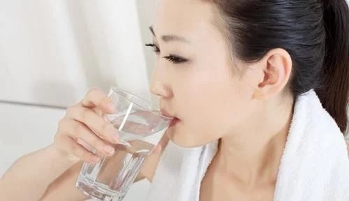 每天早晨喝水對(duì)身體好嗎？這5類人適合早起飲水